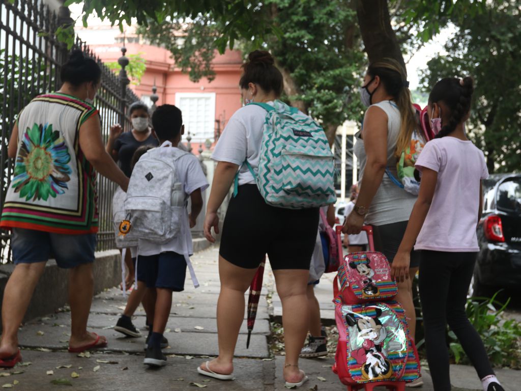 Alunos da Escola Municipal Senador Corrêa, na zona sul da cidade, voltam às aulas. Sob novos protocolos, redes municipal e estadual retomam hoje(07) ensino presencial.