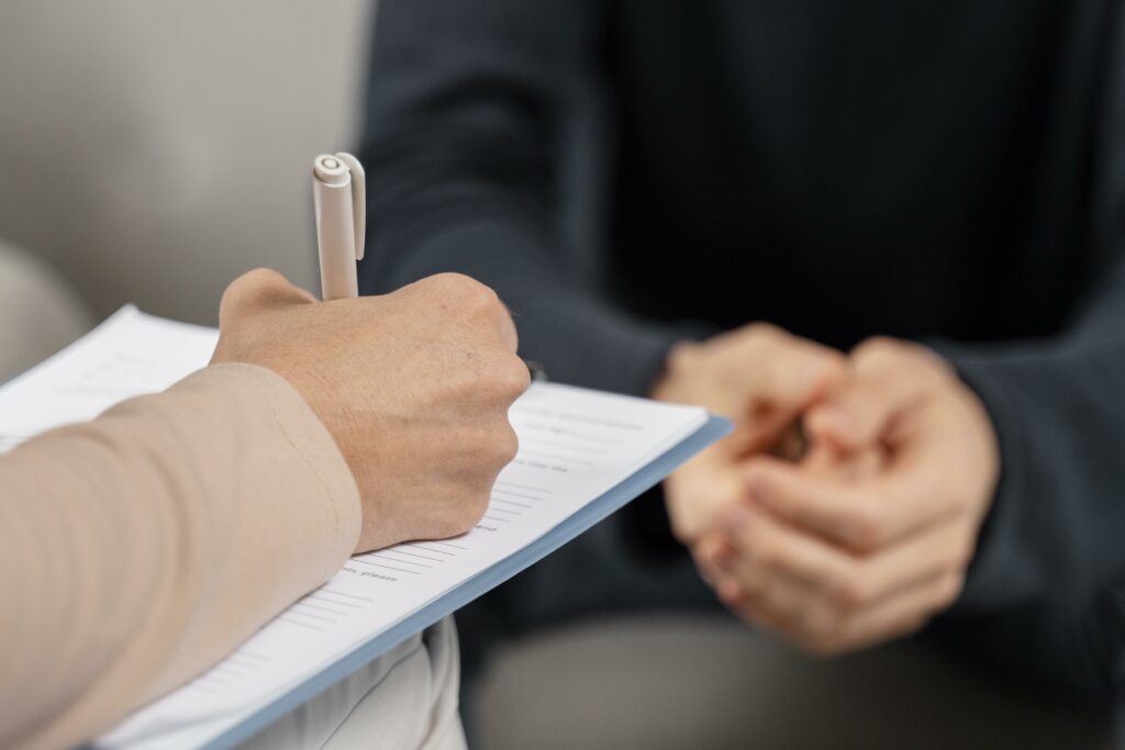 profissional psicoterapeutico fazendo anotações em consulta