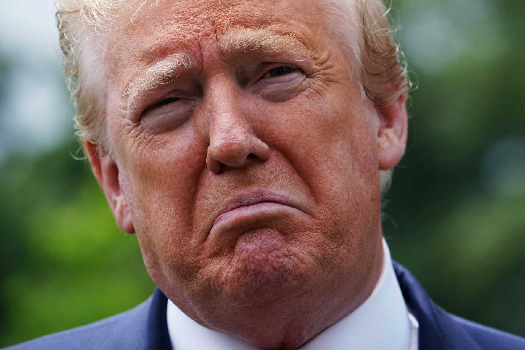 Retrato Donald Trump com uma expressão que demostra dúvida