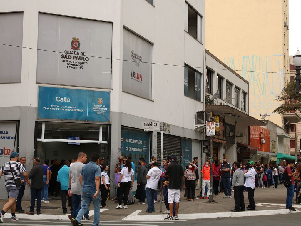 Pessoas em fila para cadastro de emprego