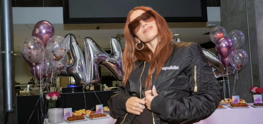 Anitta comemora contrato com Republic Records, sua nova gravadora
