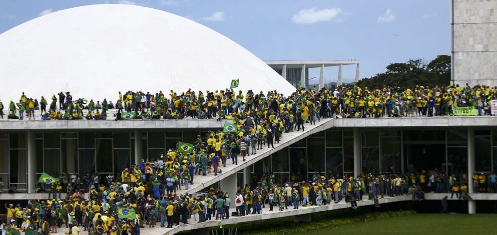 Manifestantes invadem Congresso, STF e Palácio do Planalto