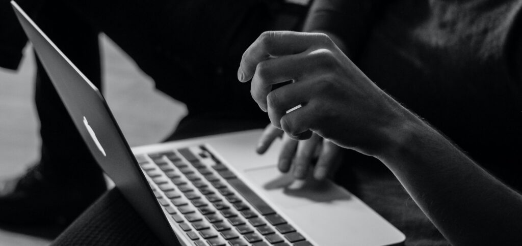 Layoffs.fyi: conheça a plataforma que monitora profissionais demitidos