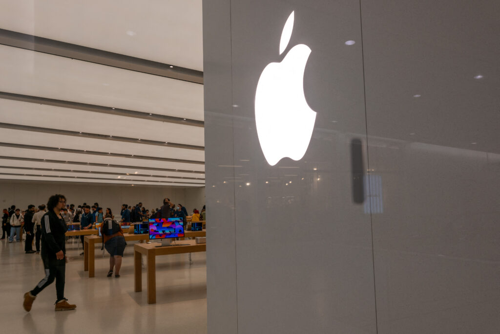Logo da Apple na parede de uma loja da empresa