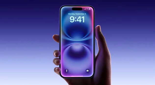 Tela de um iPhone exibindo horário segurado por uma mão